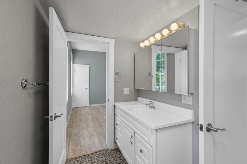 Spacious 2 Bedroom, 1 Bathroom Downtown Napa Apartment property image